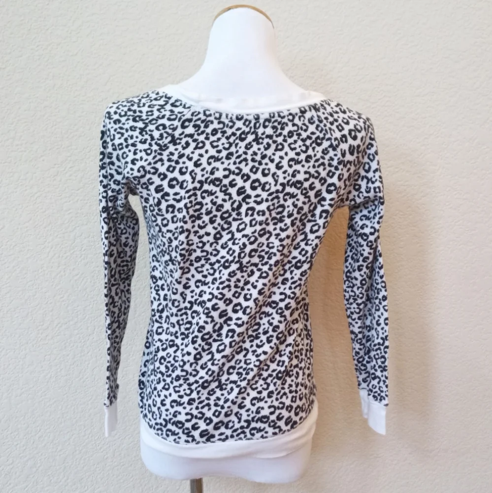 Victoria's Secret Y2K black and white leopard print thermal waffle knit top - Picture 6 of 6